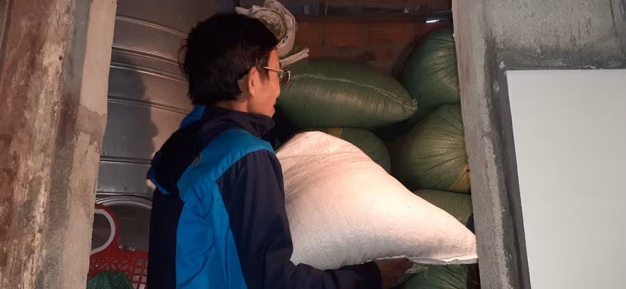 Người dân đang di chuyển đồ đạc lên cao để tránh bị ngập lụt.