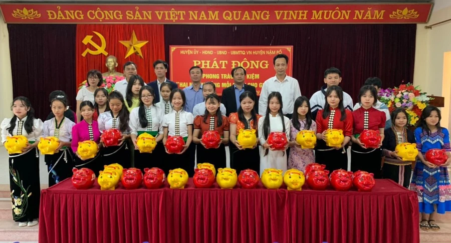 Lãnh đạo huyện ủy, HĐND, UBND huyện cùng học sinh trong Lễ phát động “2.000 đồng mỗi ngày cho giáo dục”.