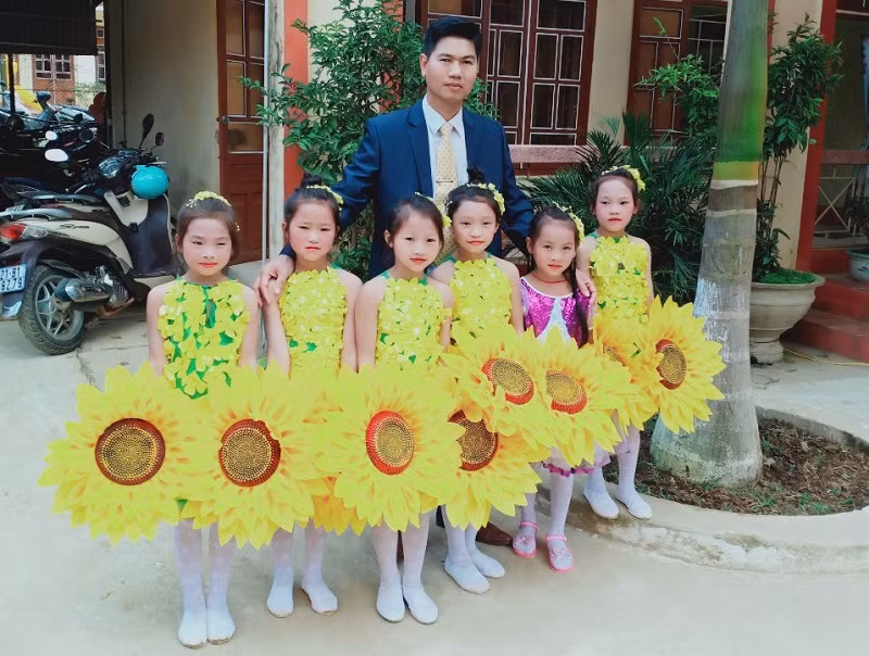 Thầy Nguyễn Ngọc Khanh cùng các em học sinh. Ảnh: NVCC