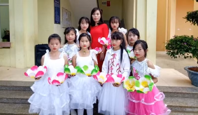 Cô Hoàng Thị Tùng Bách cùng các em học sinh nhân ngày kỷ niệm 20/11. Ảnh: NVCC