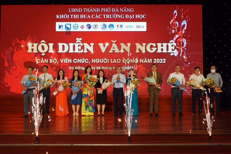 PGS.TS Trần Hữu Phúc - Hiệu trưởng Trường Đại học Ngoại ngữ, Đại học Đà Nẵng tặng hoa cho các đơn vị tham gia hội diễn.