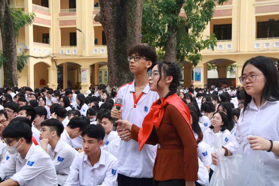 Học sinh Trường THPT Phan Đình Phùng (Hà Nội) tổ chức hoạt động đầu tuần chủ đề: “Tuổi trẻ thế hệ Bác Hồ”. Ảnh: website nhà trường
