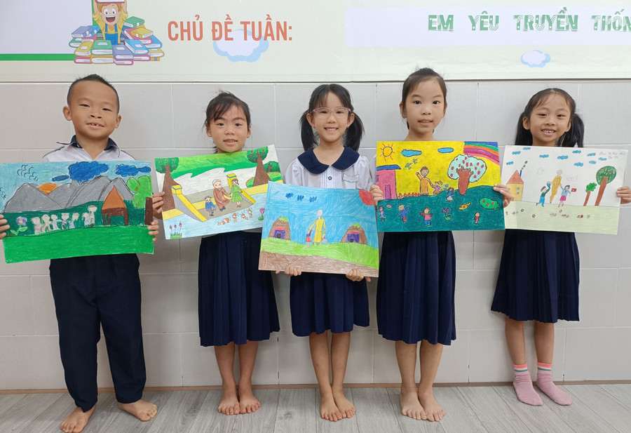 Học sinh lớp 1.5 Trường Tiểu học Nguyễn Bỉnh khiêm vẽ tranh về Bác Hồ. Ảnh: BT