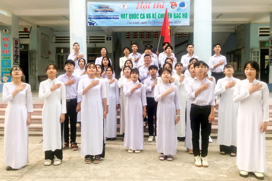 Học sinh lớp 11A3, Trường THPT Thống Linh (Đồng Tháp) tham gia Hội thi hát Quốc ca hướng đến ngày sinh nhật Bác. Ảnh: NTCC