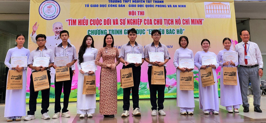 Lãnh đạo Trường THPT Nguyễn Tất Thành và Bảo tàng Hồ Chí Minh trao giải cho học sinh xuất sắc tại hội thi sáng 13/5. Ảnh: HN