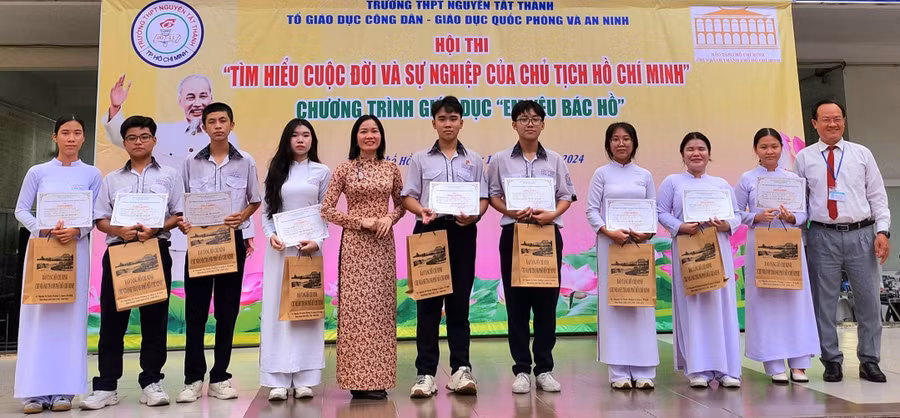 Lãnh đạo Trường THPT Nguyễn Tất Thành và Bảo tàng Hồ Chí Minh trao giải cho học sinh xuất sắc tại hội thi sáng 13/5. Ảnh: HN