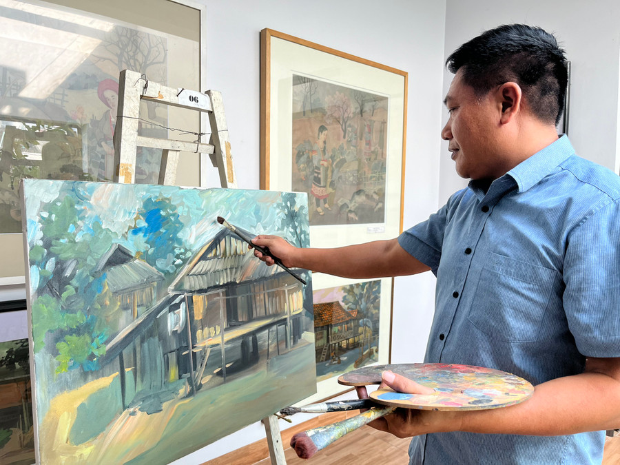 Hoạ sĩ Vũ Hữu Cương đang nắn nót trong từng nét vẽ. Hoạ sĩ Vũ Hữu Cương đang nắn nót trong từng nét vẽ.