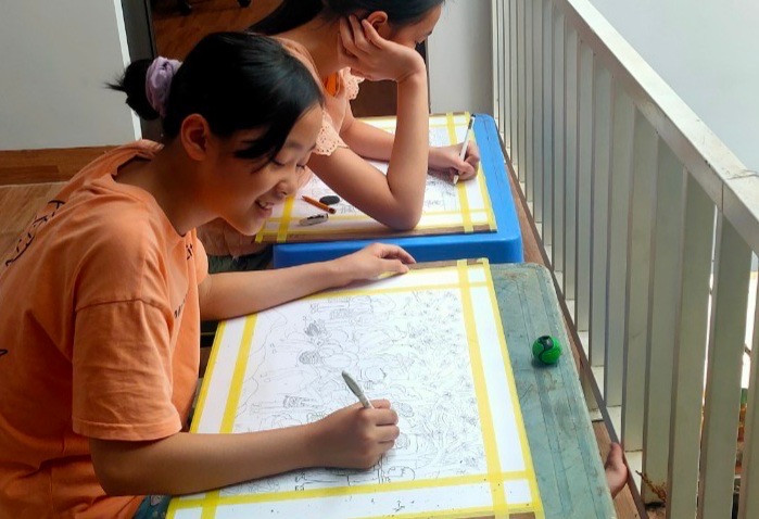 Nguyễn Lê Hà Linh – học sinh lớp 7B2, Trường THCS Mường Thanh (TP Điện Biên Phủ) trong giờ học vẽ. Nguyễn Lê Hà Linh – học sinh lớp 7B2, Trường THCS Mường Thanh (TP Điện Biên Phủ) trong giờ học vẽ.