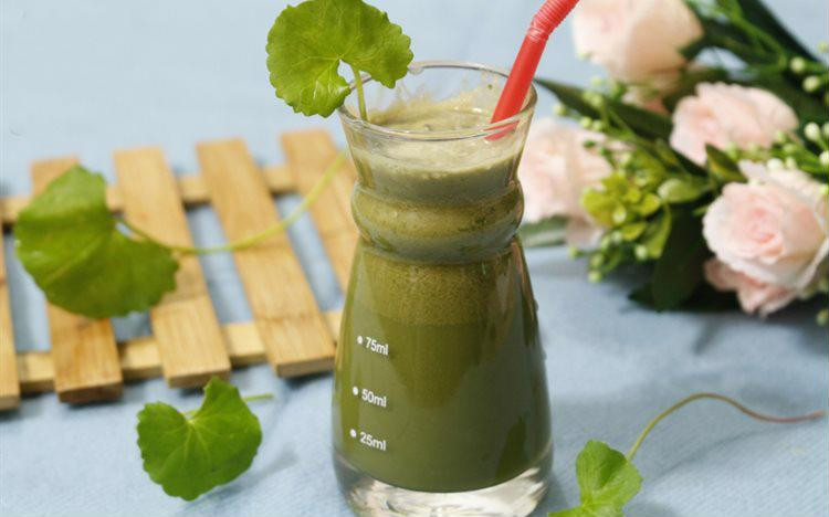 Biết được những tác dụng tuyệt vời này, mỗi ngày bạn sẽ uống một ly nước ép rau má ảnh 2 Biết được những tác dụng tuyệt vời này, mỗi ngày bạn sẽ uống một ly nước ép rau má ảnh 2