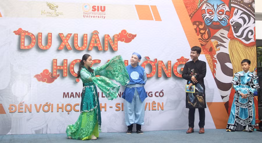 Học sinh Trường THCS Nguyễn Du (Quận 1, TPHCM) được mặc trang phục và dạy diễn xuất trước khi lên sân khấu.