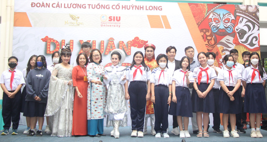 Học sinh Trường THCS Nguyễn Du hào hứng sau khi xem trích đoạn cải lương Hồ Quảng “Khói lửa biên thuỳ”.