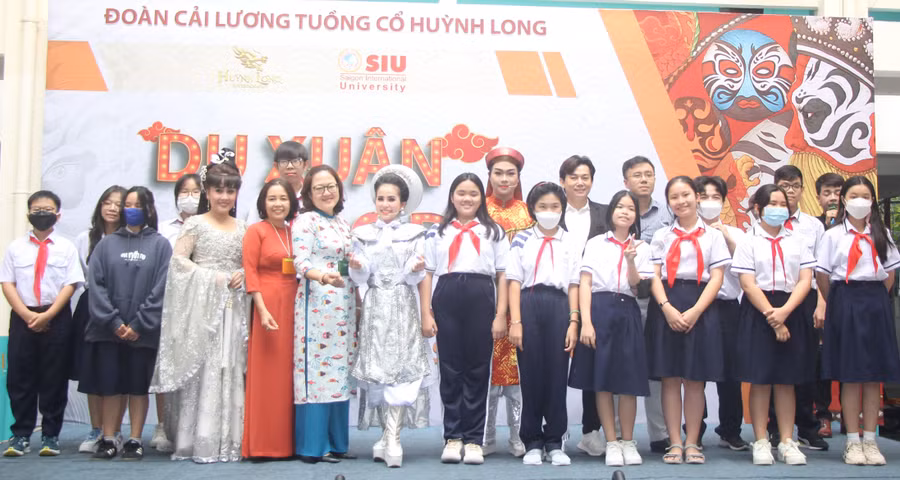 Học sinh Trường THCS Nguyễn Du hào hứng sau khi xem trích đoạn cải lương Hồ Quảng “Khói lửa biên thuỳ”.