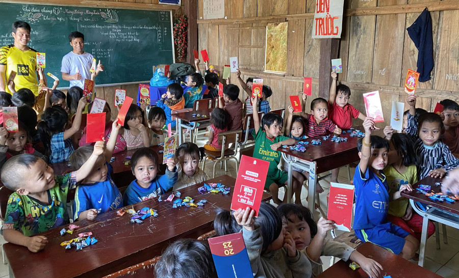 Thầy Nguyễn Văn Nhân (bên trái) - giáo viên hợp đồng với mức lương 3 triệu/tháng đang dạy tại điểm trường Ông Bình, xã Trà Dơn, huyện Nam Trà My, Quảng Nam.