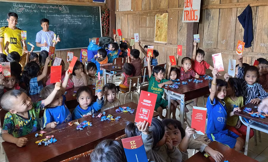 Thầy Nguyễn Văn Nhân (bên trái) - giáo viên hợp đồng với mức lương 3 triệu/tháng đang dạy tại điểm trường Ông Bình, xã Trà Dơn, huyện Nam Trà My, Quảng Nam.