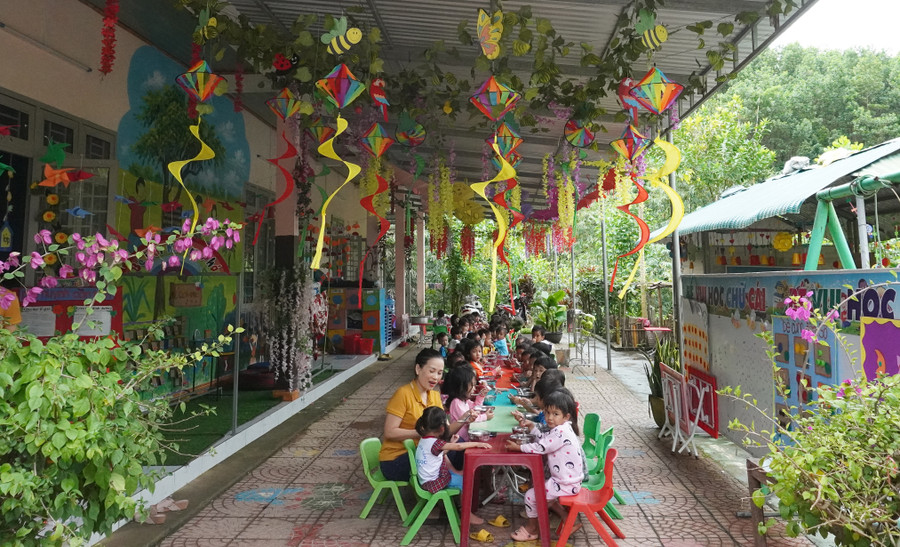 Trường Mầm non Trà Thanh trong giờ ăn bán trú. Trường Mầm non Trà Thanh trong giờ ăn bán trú.