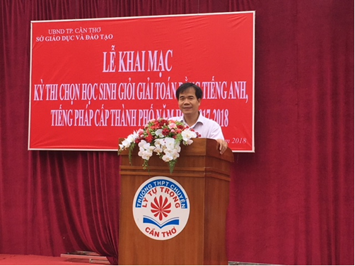 Ông Nguyễn Phúc Tăng - Trưởng phòng GD Trung học (Sở GD&ĐT TP Cần Thơ) đọc Quyết định thành lập Hội đồng coi thi