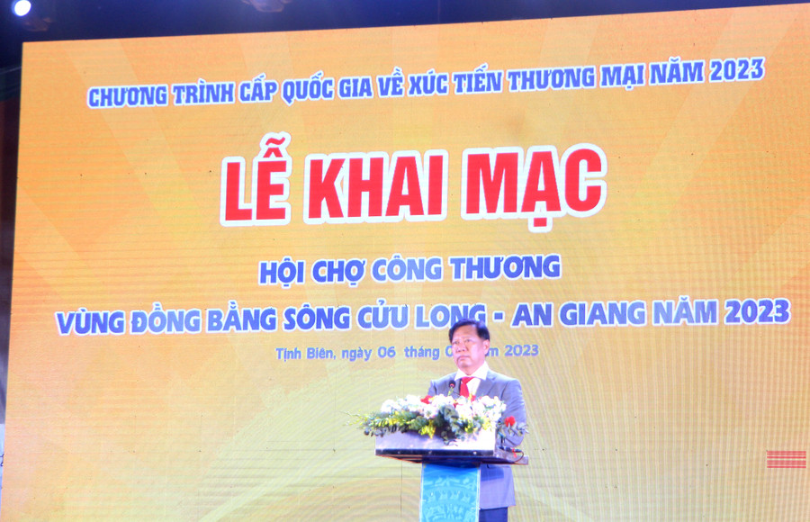 Ông Trần Anh Thư - Phó Chủ tịch UBND tỉnh An Giang, Trưởng ban Tổ chức hội chợ phát biểu khai mạc.