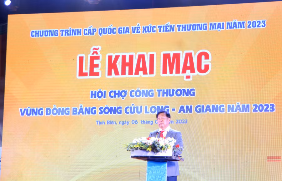 Ông Trần Anh Thư - Phó Chủ tịch UBND tỉnh An Giang, Trưởng ban Tổ chức hội chợ phát biểu khai mạc.