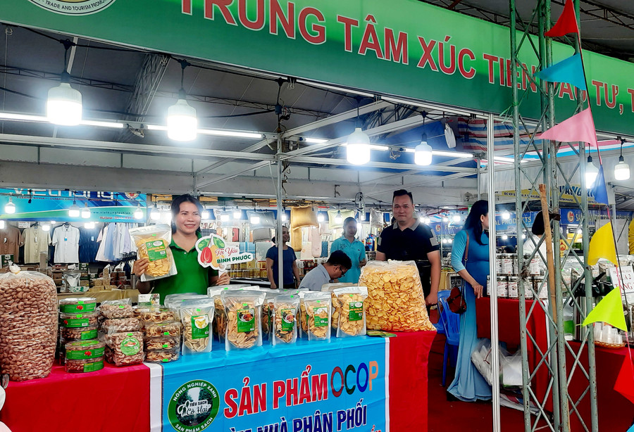 Các gian hàng đặc sản tham gia hội chợ.