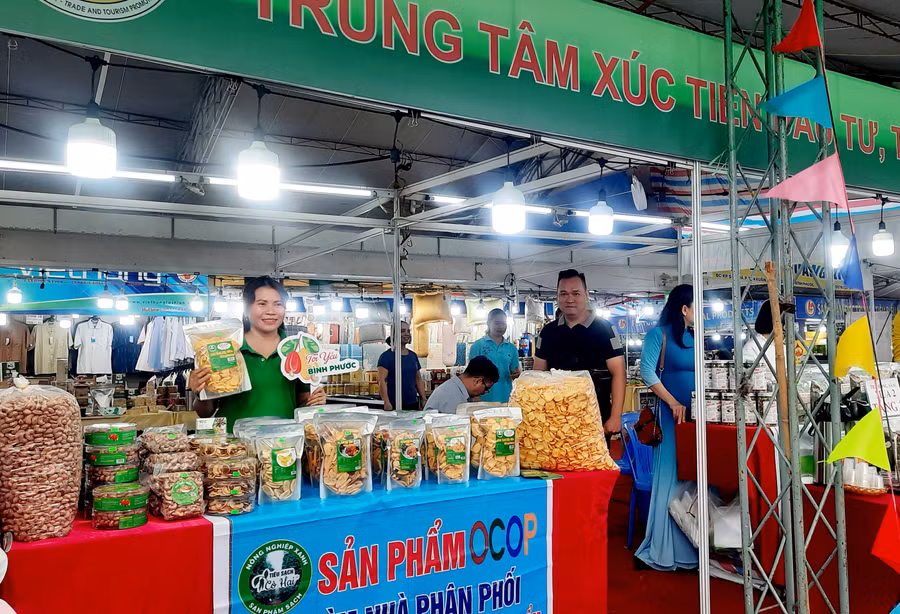 Các gian hàng đặc sản tham gia hội chợ.