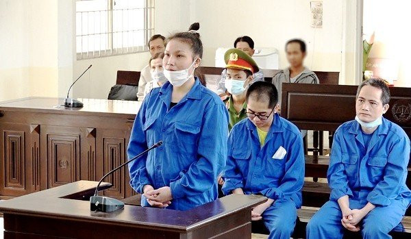 Các bị cáo Lan, Bằng và Trung tại phiên tòa. (Ảnh: Tiến Tầm) Các bị cáo Lan, Bằng và Trung tại phiên tòa. (Ảnh: Tiến Tầm)