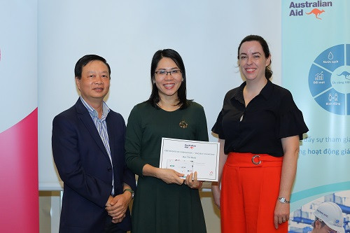 Niềm vui nhận chứng chỉ khóa học