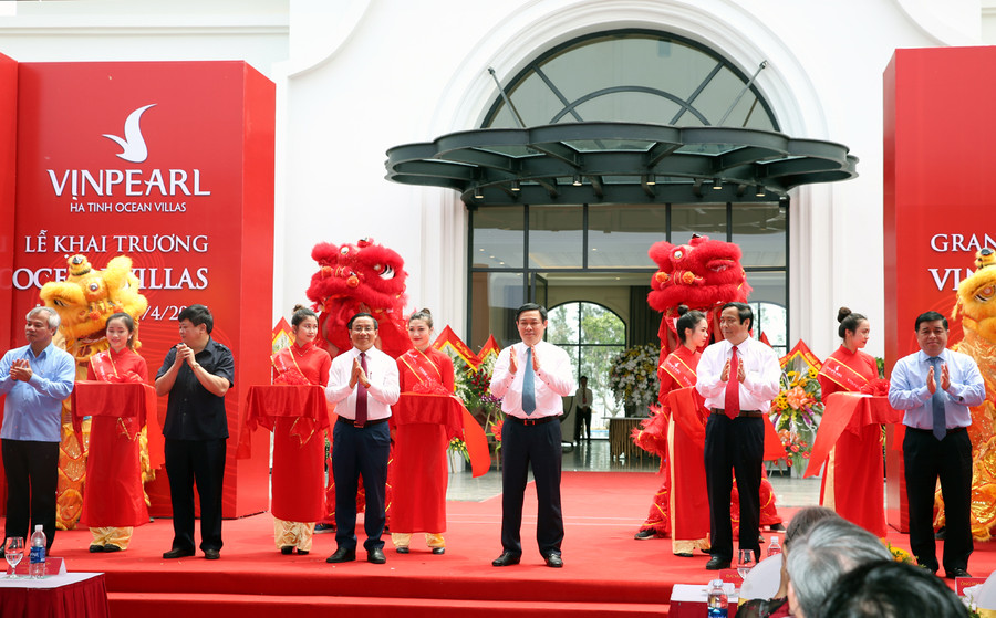 Phó Thủ tướng Vương Đình Huệ dự lễ khánh thành Khu du lịch, nghỉ dưỡng, vui chơi giải trí Vincom Cửa Sót thuộc huyện Lộc Hà, tỉnh Hà Tĩnh. Ảnh: VGP/Thành Chung Phó Thủ tướng Vương Đình Huệ dự lễ khánh thành Khu du lịch, nghỉ dưỡng, vui chơi giải trí Vincom Cửa Sót thuộc huyện Lộc Hà, tỉnh Hà Tĩnh. Ảnh: VGP/Thành Chung