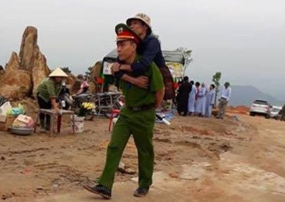 Nam cảnh sát cõng người đàn ông cụt 2 chân lên núi - Ảnh 2 Nam canh sat cong nguoi dan ong cut 2 chan len nui - Anh 2
