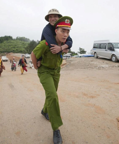 Nam cảnh sát cõng người đàn ông cụt 2 chân lên núi - Ảnh 1 Nam canh sat cong nguoi dan ong cut 2 chan len nui - Anh 1
