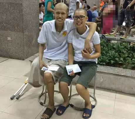 Cam phuc nu sinh ngay ngay mang khoi u ung thu len giang duong - Anh 1