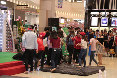 Lễ hội lập kỉ lục Guiness nhiều người nhảy nệm nhất - Ảnh 2 Le hoi lap ki luc Guiness nhieu nguoi nhay nem nhat - Anh 2