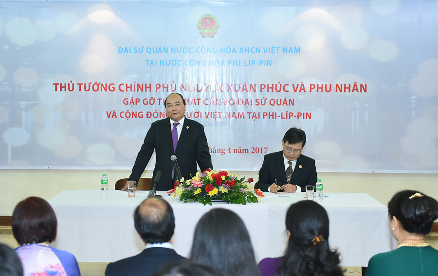 Thủ tướng thông báo cho cán bộ Đại sứ quán và bà con về tình hình kinh tế-xã hội của đất nước. Ảnh: VGP/Quang Hiếu Thủ tướng thông báo cho cán bộ Đại sứ quán và bà con về tình hình kinh tế-xã hội của đất nước. Ảnh: VGP/Quang Hiếu