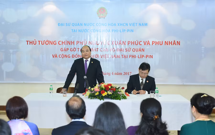 Thủ tướng thông báo cho cán bộ Đại sứ quán và bà con về tình hình kinh tế-xã hội của đất nước. Ảnh: VGP/Quang Hiếu