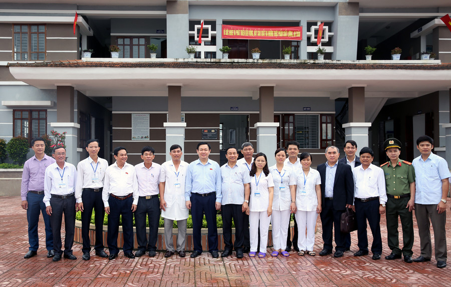 Phó Thủ tướng thăm trạm y tế xã Tượng Sơn. Ảnh: VGP/Thành Chung