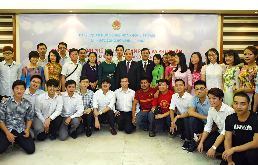 Thủ tướng và Phu nhân cùng với đại diện lưu học sinh Việt Nam tại Philippines. Ảnh: VGP/Quang Hiếu Thủ tướng và Phu nhân cùng với đại diện lưu học sinh Việt Nam tại Philippines. Ảnh: VGP/Quang Hiếu