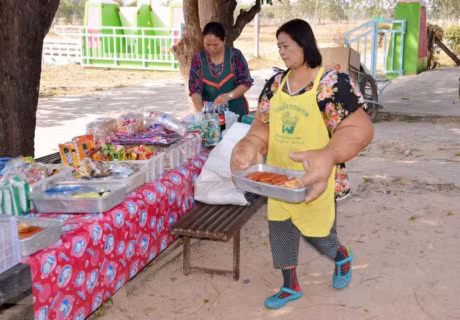 Nguoi phu nu Thai co doi ban tay to nhat the gioi, moi tay nang gan 10 kg - Anh 1