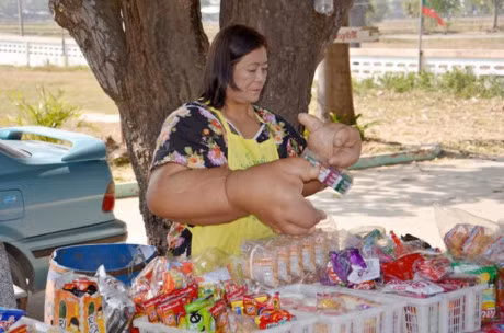 Nguoi phu nu Thai co doi ban tay to nhat the gioi, moi tay nang gan 10 kg - Anh 2