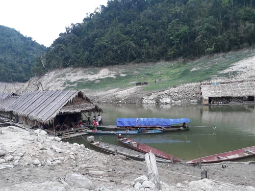 Không có đất sản xuất, người dân quay về khu vực lòng hồ thủy điện Bản Vẽ mưu sinh - Ảnh Báo Người lao động