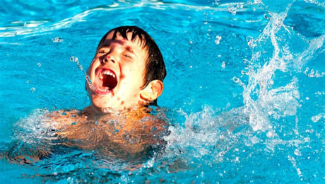 Những dấu hiệu nguy hiểm cha mẹ phải hết sức lưu ý khi trẻ vừa tắm biển xong - Ảnh 2 Nhung dau hieu nguy hiem cha me phai het suc luu y khi tre vua tam bien xong - Anh 2