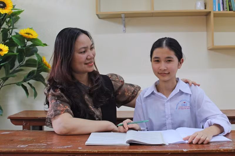 Nữ sinh Nguyễn Ngọc Trang và cô giáo chủ nhiệm Trịnh Thị Hải. 