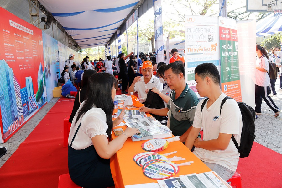 Học sinh, phụ huynh cùng tham gia tư vấn, hướng nghiệp.