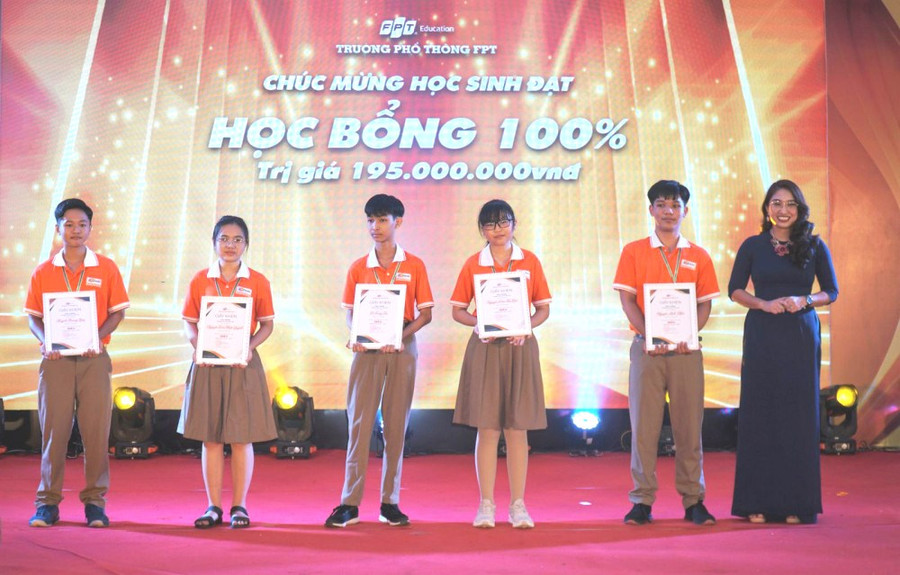 Trường Phổ thông FPT Cần Thơ trao học bổng cho HS năm học 2022 - 2023.