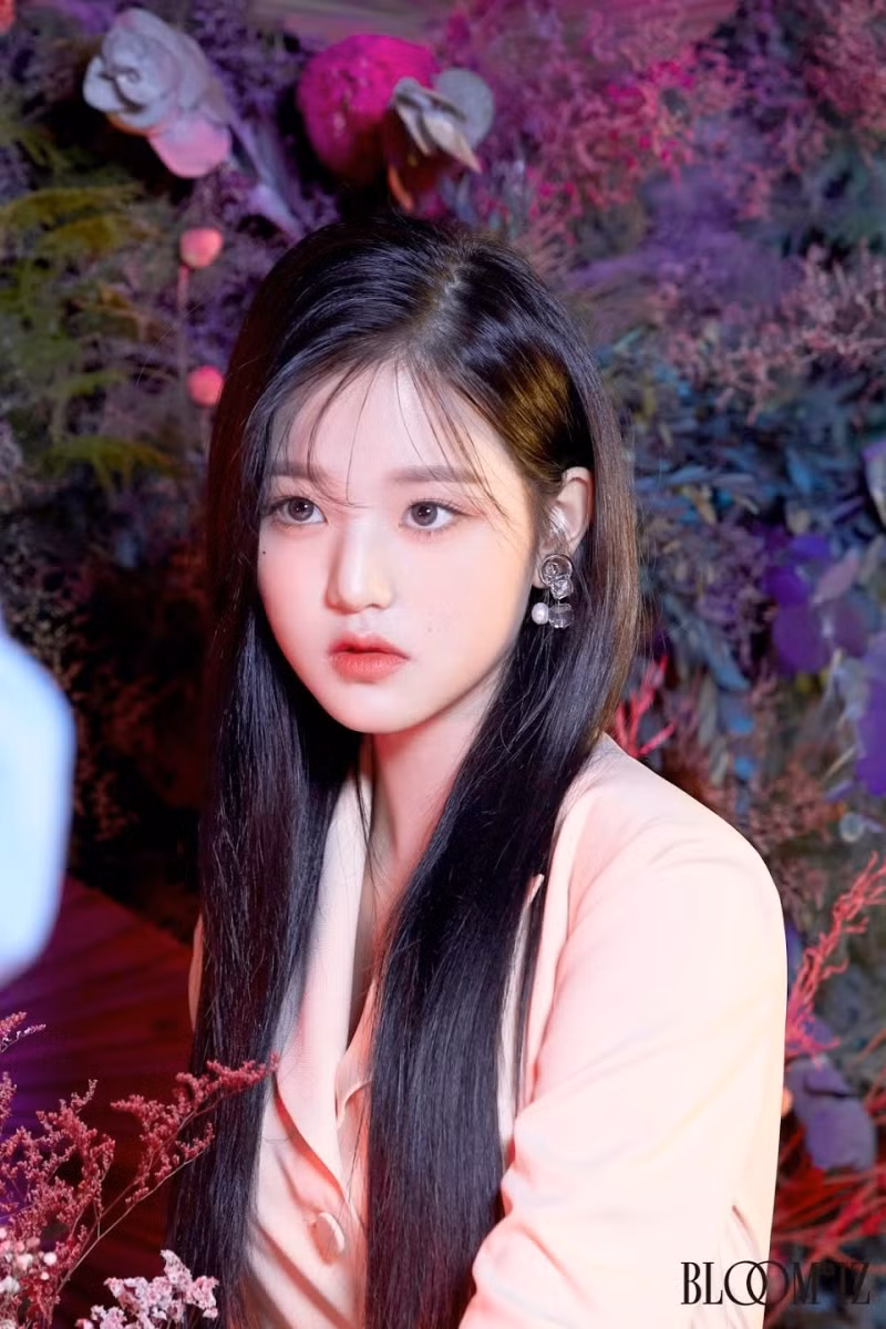 Wonyoung (IZ * ONE): Hình ảnh dễ thương của Wonyoung dường như hoàn mỹ. Ngay cả mái tóc dài và dày của cô ấy cũng giống như một con búp bê!