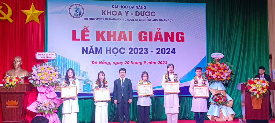 Khoa Y Dược tuyên dương, khen thưởng sinh viên trong lễ khai giảng năm học 2023 - 2024. 