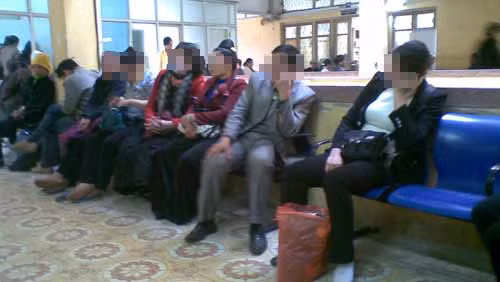 Chị L ngồi cùng người quen đến khám bệnh tại BV.