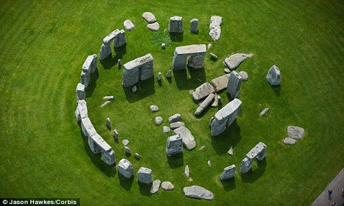Bãi đá cổ Stonehenge ở Amesbury, Wiltshire, Anh. Ảnh: Jason Hawkes/Corbis. VNE-Stonehenge-style-rocks-spo-5565-8452
