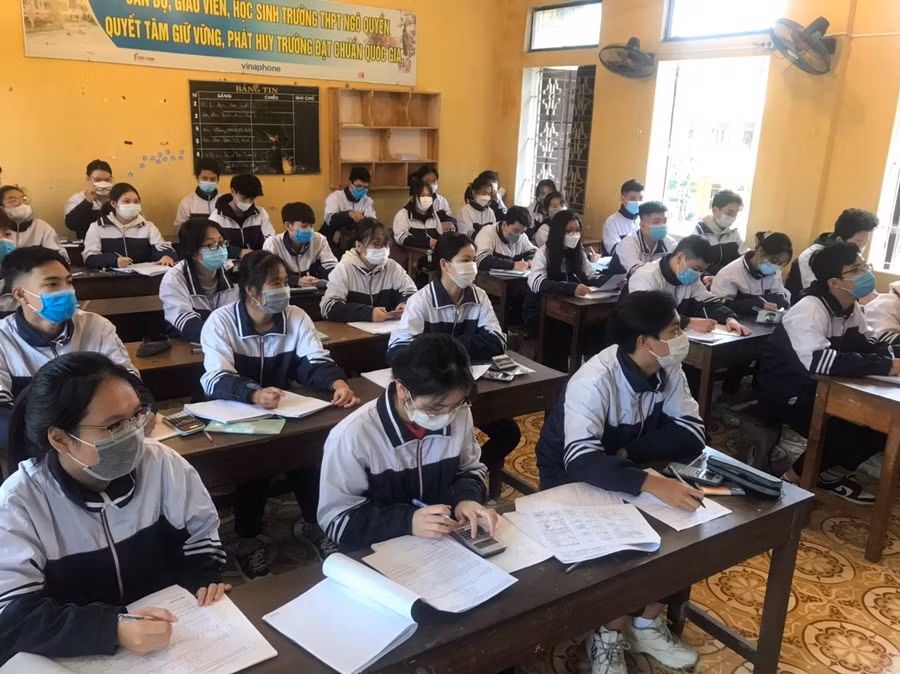 Học sinh Trường THPT Ngô Quyền, TP Nam Định trong giờ học trực tiếp tại lớp. Ảnh: N.Nguyên.