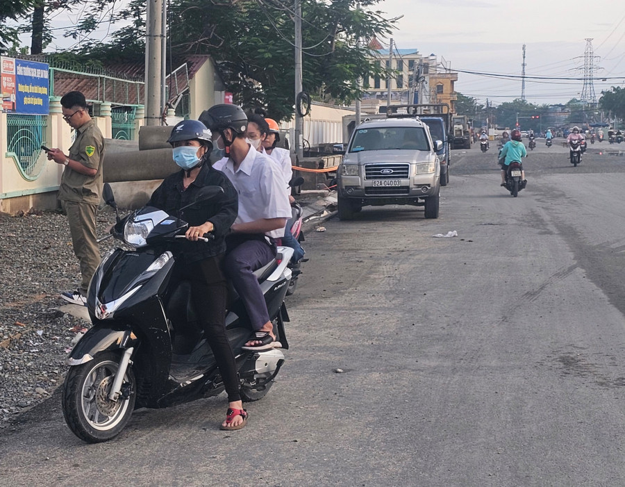 Đa số phụ huynh đều xin nghỉ hoặc đi làm muộn để đưa con đi thi.