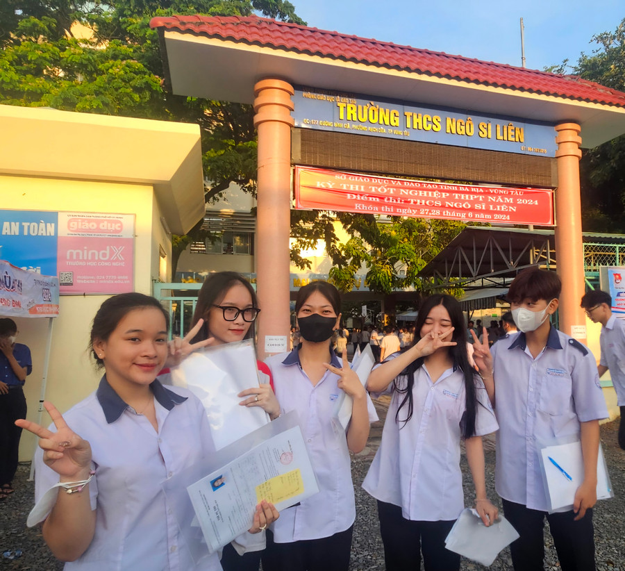 Hơn 6h, thí sinh đã có mặt rất đông tại điểm thi Trường THCS Ngô Sĩ Liên.