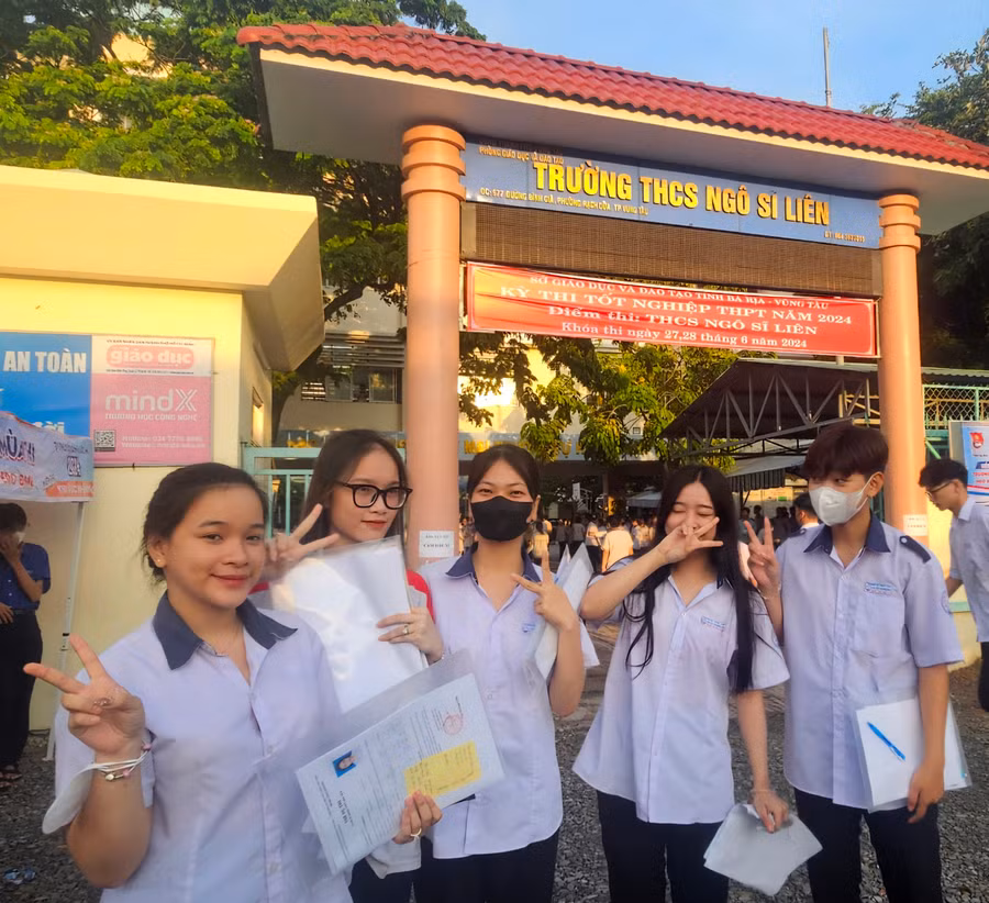 Hơn 6h, thí sinh đã có mặt rất đông tại điểm thi Trường THCS Ngô Sĩ Liên.